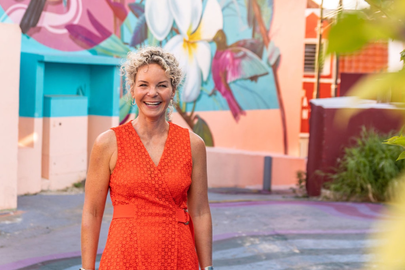 Daisy Kuipers, marketing voor de kinderopvang, voor een kleurrijke muurschildering