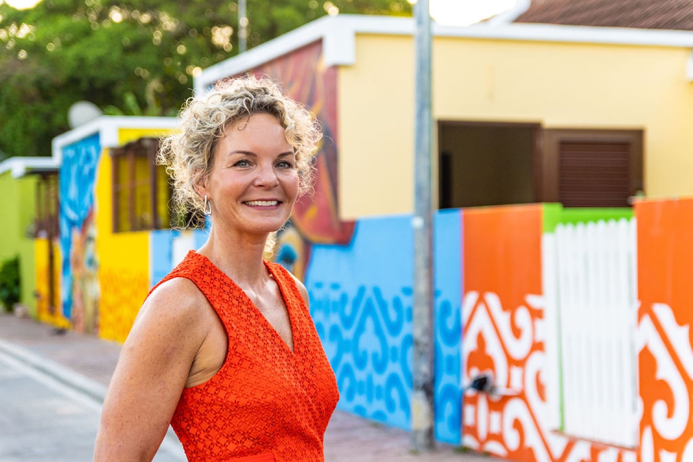 Daisy Kuipers, specialist in medewerkers en personeel werven voor de kinderopvang, voor een kleurig hek